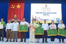 Ban tổ chức trao giải cho các đội tham gia Hội thi Nông dân với an toàn giao thông. Ảnh: Bảo Anh