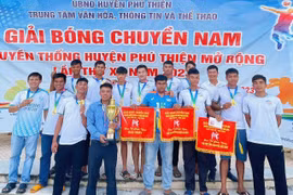 Cùng với chức vô địch giải, đội bóng chuyền xã Ia Ake còn đạt 2 giải cá nhân dành cho cầu thủ xuất sắc nhất và chuyền hai xuất sắc nhất. Ảnh: Tám Lê