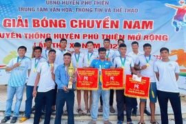 Cùng với chức vô địch giải, đội bóng chuyền xã Ia Ake còn đạt 2 giải cá nhân dành cho cầu thủ xuất sắc nhất và chuyền hai xuất sắc nhất. Ảnh: Tám Lê