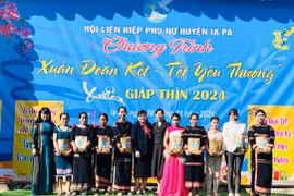 Ban tổ chức trao quà cho hội viên phụ nữ có hoàn cảnh khó khăn. Ảnh: Vũ Chi