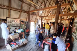Các y-bác sĩ Chi đoàn Trung tâm Y tế huyện khám bệnh, cấp thuốc cho người dân xã Pờ Tó. Ảnh: Hồng Phước