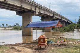 Thi thể người đàn ông được phát hiện ngay gần khu vực cầu Quý Đức (xã Ia Trok, huyện Ia Pa). Ảnh: Vũ Chi