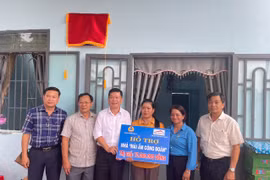 Liên Đoàn Lao động tỉnh phối hợp với Tổng Công ty Địa ốc Sài Gòn-TNHH một thành viên bàn giao nhà “Mái ấm Công đoàn” cho gia đình đoàn viên Ksor H’Bloan (thứ 3 từ phải sang). Ảnh: Vũ Chi