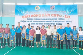 Ban tổ chức trao cờ lưu niệm cho các cụm thi đua. Ảnh: Lê Tám