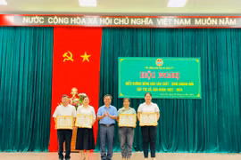 Phó Chủ tịch UBND thị xã Đặng Xuân Toàn (đứng giữa) trao giấy khen cho các tập thể có thành tích xuất sắc trong phong trào sản xuất, kinh doanh giỏi giai đoạn 2022-20224. Ảnh: Trọng Tiến