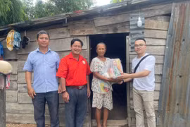 Hội Chữ thập đỏ huyện Phú Thiện phối hợp với các nhà hảo tâm tặng quà cho hộ nghèo tại thị trấn Phú Thiện. Ảnh: Vũ Chi