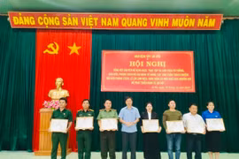 Các cá nhân được Chủ tịch UBND huyện Ia Pa tặng giấy khen vì có thành tích xuất sắc trong học tập và làm theo gương Bác. Ảnh: Vũ Chi