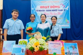 Các em học sinh tham gia phần thi cắm hoa nhân ngày thành lập Hội Liên hiệp phụ nữ Việt Nam. Ảnh: Sơn Trung