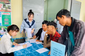 Rmah Thoăi và Ksor Quy (thứ 2 và 3 từ phải qua, thôn Điểm 9, xã Ia Hiao, huyện Phú Thiện) đều là bộ đội mới xuất ngũ đăng ký tìm việc làm tại hội chợ. Ảnh: Vũ Chi