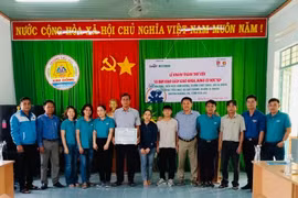 Lễ khánh thành thư viện và trao tặng sách giáo khoa, đồ dùng học tập được tổ chức tại Trường Tiểu học Kim Đồng (xã Ia Hdeh). Ảnh: Nguyễn Chi