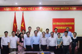 Thường trực Huyện ủy Phú Thiện chụp hình lưu niệm cùng Đảng ủy Trường Đại học Nông Lâm TP. Hồ Chí Minh. Ảnh: Vũ Chi