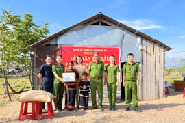 Hội Phụ nữ Công an huyện trao quà hỗ trợ em R’ô H’Yuly (thôn Plơi Apa Ama Lim, xã Chư Mố). Ảnh: Ngọc Lan