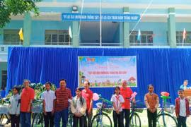 Huyện Đoàn Ia Pa phối hợp tổ chức chương trình “Tiếp sức đến trường và Trung thu sớm” cho các em học sinh Trường Tiểu học và THCS Quang Trung (xã Ia Broăi). Ảnh: Vũ Chi