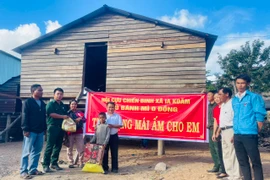 Thầy Vũ Văn Tùng cùng đại diện Hội Chữ thập đỏ huyện, Hội Cựu chiến binh xã, Ban Giám hiệu nhà trường trao tặng mái ấm cho em Rmah Thoa. Ảnh: Vũ Chi