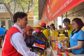 Người dân xã Ia Yeng phấn khởi nhận quà từ các gian hàng. Ảnh: Vũ Chi