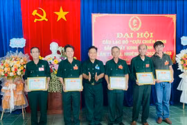 Hội Cựu chiến binh thị xã tặng giấy khen cho các tập thể, cá nhân có thành tích xuất sắc trong sản xuất, kinh doanh và các phong trào thi đua yêu nước. Ảnh: Vũ Chi