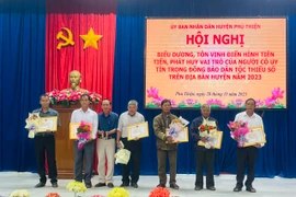 Người uy tín có thành tích tiêu biểu trong công tác vận động, phát triển kinh tế-xã hội vùng đồng bào DTTS năm 2023 được Chủ tịch UBND huyện Phú Thiện tặng giấy khen. Ảnh: Vũ Chi