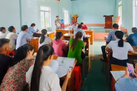 Phó Chủ tịch Thường trực HĐND tỉnh Trương Văn Đạt phát biểu tại buổi sinh hoạt Chi bộ thôn Blôm. Ảnh: Huỳnh Thúy