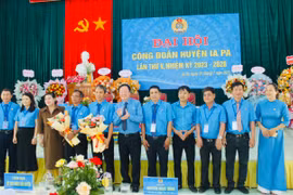 Ban Chấp hành Liên đoàn Lao động huyện Ia Pa khóa V ra mắt Đại hội. Ảnh: Vũ Chi