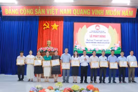 Phó Bí thư Thường trực Huyện ủy Phú Thiện Vũ Hồng Duy (thứ 6 từ phải sang) tặng giấy khen cho các tập thể tích cực trong công tác vận động, ủng hộ Quỹ vì người nghèo. Ảnh: Ksor Jới