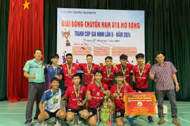 Đội Phan Chu Trinh xuất sắc giành chức vô địch Giải bóng chuyền nam U18 mở rộng tranh cúp Gia Ninh lần thứ II năm 2024. Ảnh: Vũ Chi