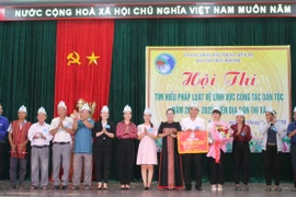 Ban tổ chức trao giải nhất toàn đoàn hội thi tìm hiểu pháp luật về lĩnh vực công tác dân tộc cho đội thi phường Hòa Bình. Ảnh: Vũ Chi