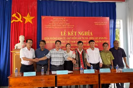 Các cơ quan và hệ thống chính trị bôn Hiao ký giao ước kết nghĩa. Ảnh: Vũ Chi