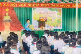 Truyền thông giới thiệu sách thuộc Dự án 8 tại Trường THCS Lê Quý Đôn (xã Ia Rsươm, huyện Krông Pa). Ảnh: Vũ Chi