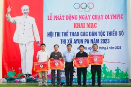 Ông Lại Quang Minh (đứng giữa, Giám đốc Trung tâm Văn hóa-Thông tin và Thể thao thị xã) trao giải toàn đoàn cho các đơn vị tham gia hội thi. Ảnh: Vũ Chi