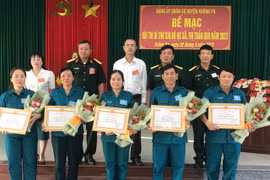 Ban tổ chức trao giải cho các thí sinh xuất sắc. Ảnh: Thanh Tâm