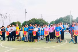 Ban tổ chức trao cờ lưu niệm cho các cụm Công đoàn tham gia giải. Ảnh: Quang Ngọc