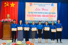 Ban tổ chức trao giải cho các đội tham gia liên hoan. Ảnh: Vũ Chi