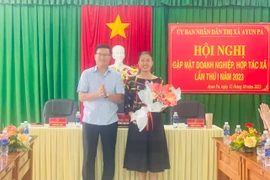 Chủ tịch UBND thị xã Nguyễn Trường Sơn tặng hoa chúc mừng các doanh nghiệp nhân kỷ niệm Ngày Doanh nhân Việt Nam 13-10. Ảnh: Vũ Chi