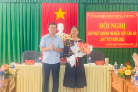 Chủ tịch UBND thị xã Nguyễn Trường Sơn tặng hoa chúc mừng các doanh nghiệp nhân kỷ niệm Ngày Doanh nhân Việt Nam 13-10. Ảnh: Vũ Chi