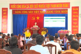 Lãnh đạo Bưu điện huyện Krông Pa hỗ trợ các hộ dân quy trình đưa sản phẩm lên sàn thương mại điện tư. Ảnh: Sơn Trung