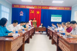 Lãnh đạo Phòng Giao dịch Ngân hàng Chính sách xã hội thị xã báo cáo kết quả 9 tháng đầu năm. Ảnh: Vũ Chi