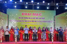 Các đại biểu cắt băng khai mạc hội chợ. Ảnh: Vũ Chi