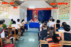 Quang cảnh buổi sinh hoạt Chi bộ buôn Blăk. Ảnh: Thanh Tâm