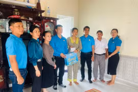 Liên đoàn Lao động thị xã Ayun Pa trao quà cùng 5 triệu đồng tiền mặt hỗ trợ chị Mai Thị Kim Mùi (thứ 4 từ phải sang). Ảnh: Vũ Chi