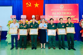 6 tập thể được Chủ tịch UBND thị xã tặng giấy khen vì có thành tích xuất sắc trong phong trào thi đua Cựu chiến binh gương mẫu giai đoạn 2019-2024. Ảnh: Nguyễn Sang