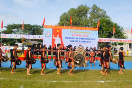 Tiết mục trình diễn cồng chiêng của các em học sinh Trường THCS Dân tộc Nội trú huyện mang đến không khí sôi động cho lễ khai mạc. Ảnh: Vũ Chi