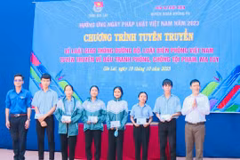 Trao quà cho các em học sinh có hoàn cảnh khó khăn của Trường THPT Chu Văn An. Ảnh: Sơn Trung