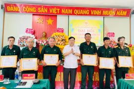 Chủ tịch UBND huyện Phú Thiện Trịnh Văn Sang (đứng giữa) tặng giấy khen cho 6 cá nhân có thành tích xuất sắc trong phong trào thi đua Cựu chiến binh gương mẫu giai đoạn 2019-2024. Ảnh: Vũ Chi