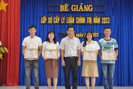 4 học viên được biểu dương khen thưởng tại lễ bế giảng lớp sơ cấp lý luận chính trị năm 2023 huyện Ia Pa. Ảnh: Huỳnh Thúy