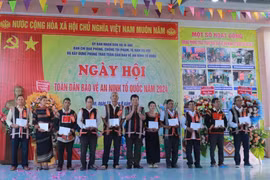 Ban Chỉ đạo tỉnh tặng 10 phần quà cho các cá nhân có thành tích xuất sắc trong phong trào toàn dân bảo vệ ANTQ huyện Phú Thiện. Ảnh: Vũ Chi