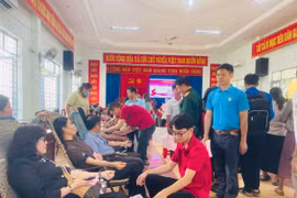 Đông đảo cán bộ, người dân huyện Krông Pa tham gia hiến máu tình nguyện. Ảnh: Vũ Chi