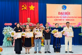 Trưởng ban Dân tộc tỉnh Kpă Đô tặng bằng khen cho 5 tập thể có thành tích xuất sắc về thực hiện chính sách dân tộc giai đoạn 2019-2024. Ảnh: Vũ Chi