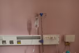 Sư cô Nghiêm Liên - Trụ trì Tịnh xá Ngọc Khương(ở làng Khưn, phường Trà Bá, TP Pleiku, tỉnh Gia Lai) đang điều trị bệnh thận tại Bệnh viện Trung ương Huế. * Ảnh: Hoàng Cư