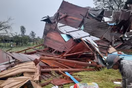 Lốc xoáy làm 39 nhà dân ở xã Ia Yeng bị sập, tốc mái