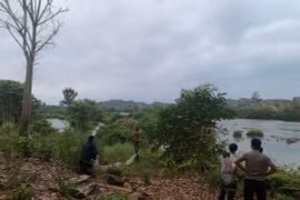 Chủ tịch UBND huyện Đức Cơ không tham gia vui chơi cùng với nhóm người trên sông Pô Cô